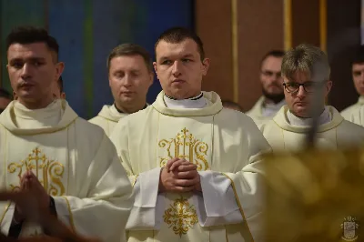 W sobotę, 15 listopada 2025 r., w Sanktuarium św. Józefa w Rzeszowie aż 205 ministrantów z całej diecezji otrzymało błogosławieństwo do pełnienia funkcji lektora. Wśród nich znalazło się dziesięciu przedstawicieli naszej parafii – 9 chłopców i 1 dorosły mężczyzna.

Podczas uroczystości Ks. Bp Kazimierz Górny przypomniał, jak odpowiedzialna jest rola tych, którzy proklamują Słowo Boże. Podkreślił, że liczy się nie tylko piękna dykcja i postawa liturgiczna, ale również godne, chrześcijańskie życie na co dzień.

Nowi lektorzy z naszej parafii to: Wojciech, Paweł, Piotr, Wojciech, Dawid, Damian, Dawid, Michał, Olaf, Aleksander.

Składamy serdeczne gratulacje nowym lektorom, ich rodzicom oraz ks. Pawłowi Wójcikowi – opiekunowi LSO! Niech zapał i gotowość do służby sprawią, że ich posługa Słowa będzie umacniać całą naszą wspólnotę.

fot. ks. Jakub Oczkowicz, Łukasz Lewandowski, Wiktor Woliński