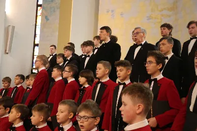 W drugi dzień oktawy Narodzenia Pańskiego o godz. 12.00 w Rzeszowskiej Katedrze została odprawiona uroczysta Eucharystia ku czci św. Szczepana, pierwszego męczennika oraz odbyło się spotkanie opłatkowe Katedralnego Chóru Chłopięco-Męskiego „Pueri Cantores Resovienses”. Eucharystii przewodniczył bp Edward Białogłowski – biskupa pomocniczy senior, a w koncelebrze uczestniczyli ks. Krzysztof Gołąbek – prepozyt kapituły katedralnej i proboszcz Katedry oraz ks. Paweł Matuszewski – notariusz rzeszowskiej Kurii. Kolędy podczas liturgii wykonał Katedralny Chór Chłopięco-Męski „Pueri Cantores Resovienses” pod dyrekcją pani Aleksandry Fiołek-Matuszewskiej. Po Eucharystii, w sali papieskiej odbyło się spotkanie opłatkowe katedralnego chóru. Życzenia błogosławieństwa Bożego od Nowonarodzonego Chrystusa złożył bp Edward Białogłowski. W tradycyjnym przełamaniu opłatkiem, oprócz koncelebrujących Mszę Świętą księży, uczestniczyli: pani Aleksandra Fiołek-Matuszewska – dyrygent chóru, pan Ryszard Bieniek – prezes chóru, ks. Julian Wybraniec, duszpasterz chóru z ramienia Biskupa Rzeszowskiego Jana Wątroby, członkowie zarządu chóru oraz rodzice chórzystów. Fot. Patrycja Pelczar Reszko