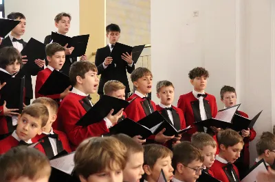 W niedzielę, 16 listopada, w Katedrze pw. Najświętszego Serca Pana Jezusa w Rzeszowie odbyła się uroczysta Msza Święta z okazji jubileuszu 40-lecia Katedralnego Chóru Chłopięco-Męskiego „Pueri Cantores Resovienses”. Eucharystii przewodniczył ks. Krzysztof Gołąbek, proboszcz Katedry.

Pod batutą Aleksandry Fiołek-Matuszewskiej oraz chórzysty Marcelego Kyca chór wykonał kilka utworów ze swojego repertuaru, wypełniając Katedrę pięknem muzyki sakralnej.

Wyjątkowym momentem było przyjęcie dziesięciu chłopców do grona chórzystów. W asyście prezesa chóru, Ryszarda Bieńka, młodzi śpiewacy złożyli uroczyste przyrzeczenie godnego reprezentowania chóru, Katedry Rzeszowskiej i miasta.

Radość przeżywały także dzieci przygotowujące się do I Komunii Świętej, które podczas Mszy Świętej otrzymały swoje pierwsze modlitewniki. W homilii ks. Julian Wybraniec, duszpasterz chóru z ramienia bpa Jana Wątroby, przypomniał o znaczeniu modlitewnika w życiu każdego chrześcijanina.

Przed nami kolejna uroczystość! Już 24 listopada o godz. 18.00 w Instytucie Teologiczno-Pastoralnym w Rzeszowie odbędzie się wyjątkowy koncert jubileuszowy. 

fot. Patrycja Pelczar Reszko