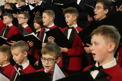 W drugi dzień oktawy Narodzenia Pańskiego o godz. 12.00 w Rzeszowskiej Katedrze została odprawiona uroczysta Eucharystia ku czci św. Szczepana, pierwszego męczennika oraz odbyło się spotkanie opłatkowe Katedralnego Chóru Chłopięco-Męskiego „Pueri Cantores Resovienses”. Eucharystii przewodniczył bp Edward Białogłowski – biskupa pomocniczy senior, a w koncelebrze uczestniczyli ks. Krzysztof Gołąbek – prepozyt kapituły katedralnej i proboszcz Katedry oraz ks. Paweł Matuszewski – notariusz rzeszowskiej Kurii. Kolędy podczas liturgii wykonał Katedralny Chór Chłopięco-Męski „Pueri Cantores Resovienses” pod dyrekcją pani Aleksandry Fiołek-Matuszewskiej. Po Eucharystii, w sali papieskiej odbyło się spotkanie opłatkowe katedralnego chóru. Życzenia błogosławieństwa Bożego od Nowonarodzonego Chrystusa złożył bp Edward Białogłowski. W tradycyjnym przełamaniu opłatkiem, oprócz koncelebrujących Mszę Świętą księży, uczestniczyli: pani Aleksandra Fiołek-Matuszewska – dyrygent chóru, pan Ryszard Bieniek – prezes chóru, ks. Julian Wybraniec, duszpasterz chóru z ramienia Biskupa Rzeszowskiego Jana Wątroby, członkowie zarządu chóru oraz rodzice chórzystów. Fot. Patrycja Pelczar Reszko