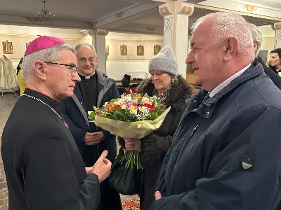 W liturgiczne wspomnienie św. Jana Apostoła (27.12.) w katedrze rzeszowskiej celebrowano Eucharystię, której przewodniczył bp Jan Wątroba. Mszę św. koncelebrował bp Edward Białogłowski, a także ok. 60 kapłanów, którzy wraz z przedstawicielami wspólnot, stowarzyszeń i instytucji modlili się w intencji Biskupa Rzeszowskiego z okazji jego imienin. Homilię wygłosił ks. Tomasz Nowak, proboszcz parafii pw. Świętego Krzyża w Rzeszowie, który pełni również funkcję dziekana dekanatu Rzeszów-Fara oraz wicedyrektora Katolickiego Radia Via. Na zakończenie Mszy św. bp Jan Wątroba podziękował za modlitwę i życzenia.