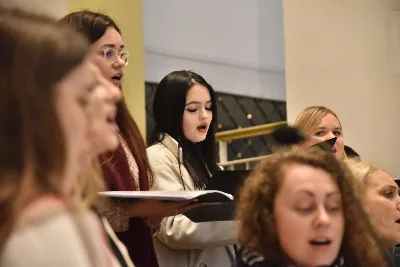 Uroczystej liturgii w uroczystość Objawienia Pańskiego w katedrze rzeszowskiej przewodniczył bp Jan Wątroba. W koncelebrze wziął udział bp Kazimierz Górny oraz kilkudziesięciu kapłanów. Szczególną intencją Eucharystii była modlitwa za bp. Kazimierza Górnego, obchodzącego 40. rocznicę sakry biskupiej oraz za bp. Edwarda Białogłowskiego, który święcenia biskupie przyjął 37 lat temu.
Na początku liturgii przedstawiciele parafii przekazali życzenia Biskupom Seniorom. Po odczytaniu Ewangelii, zgodnie z dawnym zwyczajem, wygłoszono Anuncjacę, czyli ogłoszenie dat Świąt Paschalnych i innych świąt ruchomych w bieżącym roku liturgicznym. Obrzęd ten ma na celu przypomnienie, że całe życie chrześcijanina i liturgia Kościoła, zmierzają ku najważniejszej tajemnicy, Paschy Chrystusa. Podczas liturgii, zgodnie ze świątecznym zwyczajem, pobłogosławiono kredę i kadzidło.
Na zakończenie Mszy św. bp Kazimierz Górny podziękował uczestnikom liturgii za wspólną modlitwę i przekazane życzenia. fot. ks. Jakub Oczkowicz