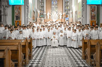 W sobotę, 15 listopada 2025 r., w Sanktuarium św. Józefa w Rzeszowie aż 205 ministrantów z całej diecezji otrzymało błogosławieństwo do pełnienia funkcji lektora. Wśród nich znalazło się dziesięciu przedstawicieli naszej parafii – 9 chłopców i 1 dorosły mężczyzna.

Podczas uroczystości Ks. Bp Kazimierz Górny przypomniał, jak odpowiedzialna jest rola tych, którzy proklamują Słowo Boże. Podkreślił, że liczy się nie tylko piękna dykcja i postawa liturgiczna, ale również godne, chrześcijańskie życie na co dzień.

Nowi lektorzy z naszej parafii to: Wojciech, Paweł, Piotr, Wojciech, Dawid, Damian, Dawid, Michał, Olaf, Aleksander.

Składamy serdeczne gratulacje nowym lektorom, ich rodzicom oraz ks. Pawłowi Wójcikowi – opiekunowi LSO! Niech zapał i gotowość do służby sprawią, że ich posługa Słowa będzie umacniać całą naszą wspólnotę.

fot. ks. Jakub Oczkowicz, Łukasz Lewandowski, Wiktor Woliński