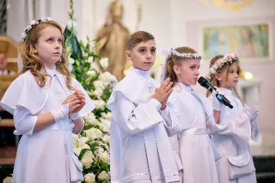 Maj to dla wielu najpiękniejszy miesiąc w roku. W liturgii Kościoła szczególnie wtedy czcimy Maryję oraz radujemy się ze Zmartwychwstania Pańskiego.
W niedzielę 12 maja w naszej Katedrze dzieci z klas III doświadczyły równie wielkiej radości po raz pierwszy w pełni uczestnicząc we Mszy Świętej. To niezwykłe spotkanie z Chrystusem w Komunii Świętej zostało poprzedzone przygotowaniem poprzez katechezy w szkole i spotkania w parafii, a także spowiedzią.
Poprzez niedzielną Eucharystie o godz. 12.00 celebrowaną przez ks. Krzysztofa Gołąbka, proboszcza naszej Katedry, 78 dzieci rozpoczęło wielką przygodę z Jezusem ukrytym w Najświętszym Sakramencie. Towarzyszyli im rodzice, którzy wraz ze swoimi dziećmi przygotowywali się do tego wydarzenia, a także najbliższa rodzina. Posługę w liturgii Mszy Świętej pełniły dzieci pierwszokomunijne oraz ich rodzice.
Wielka radość serc dzieci komunijnych promieniowała na wszystkich uczestników Mszy Świętej i przypominała zebranym na liturgii, że spotkanie z Jezusem Eucharystycznym to przywilej i wielkie szczęście. Czas tej wielkiej radości został przedłużony przez „Biały Tydzień”, w którym dzieci uczestniczyły w wieczornej Eucharystii, przyjmując Jezusa do swoich serc. 
Wszystkim dzieciom, które w tym roku przeżywały swoją Pierwszą Komunię Świętą, życzymy, aby nie gasł w nich zapał do poznawania Jezusa i Jego nauki, a radość, jaka towarzyszyła tym dniom, była nieodłączną towarzyszką ich spotkań z Jezusem w Eucharystii. A s. Julicie i ks. Julianowi dziękujemy za serce włożone w przygotowanie dzieci do tego wielkiego wydarzenia.
 
fot. Fotografia-64 Wacław Patro