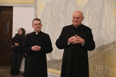 W drugi dzień oktawy Narodzenia Pańskiego o godz. 12.00 w Rzeszowskiej Katedrze została odprawiona uroczysta Eucharystia ku czci św. Szczepana, pierwszego męczennika oraz odbyło się spotkanie opłatkowe Katedralnego Chóru Chłopięco-Męskiego „Pueri Cantores Resovienses”. Eucharystii przewodniczył bp Edward Białogłowski – biskupa pomocniczy senior, a w koncelebrze uczestniczyli ks. Krzysztof Gołąbek – prepozyt kapituły katedralnej i proboszcz Katedry oraz ks. Paweł Matuszewski – notariusz rzeszowskiej Kurii. Kolędy podczas liturgii wykonał Katedralny Chór Chłopięco-Męski „Pueri Cantores Resovienses” pod dyrekcją pani Aleksandry Fiołek-Matuszewskiej. Po Eucharystii, w sali papieskiej odbyło się spotkanie opłatkowe katedralnego chóru. Życzenia błogosławieństwa Bożego od Nowonarodzonego Chrystusa złożył bp Edward Białogłowski. W tradycyjnym przełamaniu opłatkiem, oprócz koncelebrujących Mszę Świętą księży, uczestniczyli: pani Aleksandra Fiołek-Matuszewska – dyrygent chóru, pan Ryszard Bieniek – prezes chóru, ks. Julian Wybraniec, duszpasterz chóru z ramienia Biskupa Rzeszowskiego Jana Wątroby, członkowie zarządu chóru oraz rodzice chórzystów. Fot. Patrycja Pelczar Reszko