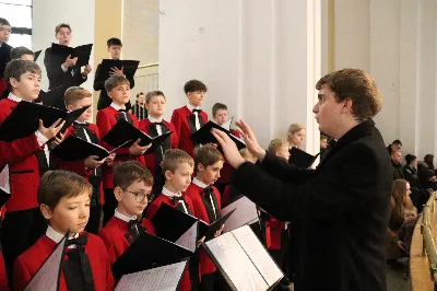 W niedzielę, 16 listopada, w Katedrze pw. Najświętszego Serca Pana Jezusa w Rzeszowie odbyła się uroczysta Msza Święta z okazji jubileuszu 40-lecia Katedralnego Chóru Chłopięco-Męskiego „Pueri Cantores Resovienses”. Eucharystii przewodniczył ks. Krzysztof Gołąbek, proboszcz Katedry.

Pod batutą Aleksandry Fiołek-Matuszewskiej oraz chórzysty Marcelego Kyca chór wykonał kilka utworów ze swojego repertuaru, wypełniając Katedrę pięknem muzyki sakralnej.

Wyjątkowym momentem było przyjęcie dziesięciu chłopców do grona chórzystów. W asyście prezesa chóru, Ryszarda Bieńka, młodzi śpiewacy złożyli uroczyste przyrzeczenie godnego reprezentowania chóru, Katedry Rzeszowskiej i miasta.

Radość przeżywały także dzieci przygotowujące się do I Komunii Świętej, które podczas Mszy Świętej otrzymały swoje pierwsze modlitewniki. W homilii ks. Julian Wybraniec, duszpasterz chóru z ramienia bpa Jana Wątroby, przypomniał o znaczeniu modlitewnika w życiu każdego chrześcijanina.

Przed nami kolejna uroczystość! Już 24 listopada o godz. 18.00 w Instytucie Teologiczno-Pastoralnym w Rzeszowie odbędzie się wyjątkowy koncert jubileuszowy. 

fot. Patrycja Pelczar Reszko