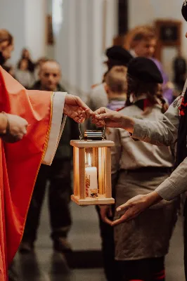 W niedzielę, 15 grudnia 2024 r. Betlejemskie Światło Pokoju dotarło na Podkarpacie. Uroczysta inauguracja sztafety płomienia pochodzącego z miejsca narodzenia Pana Jezusa, miała miejsce w katedrze rzeszowskiej. Mszy św. z udziałem skautów, harcerzy i harcerek, przewodniczył bp Jan Wątroba, któremu harcerze przekazali lampion z płonącą świecą na początku liturgii.