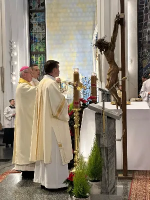 W liturgiczne wspomnienie św. Jana Apostoła (27.12.) w katedrze rzeszowskiej celebrowano Eucharystię, której przewodniczył bp Jan Wątroba. Mszę św. koncelebrował bp Edward Białogłowski, a także ok. 60 kapłanów, którzy wraz z przedstawicielami wspólnot, stowarzyszeń i instytucji modlili się w intencji Biskupa Rzeszowskiego z okazji jego imienin. Homilię wygłosił ks. Tomasz Nowak, proboszcz parafii pw. Świętego Krzyża w Rzeszowie, który pełni również funkcję dziekana dekanatu Rzeszów-Fara oraz wicedyrektora Katolickiego Radia Via. Na zakończenie Mszy św. bp Jan Wątroba podziękował za modlitwę i życzenia.