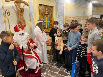 6 grudnia św. Mikołaj przybył także do naszej Katedry. Nie przyszedł z pustymi rękami. Obdarował grzeczne dzieci prezentami i porozmawiał z każdym, kto do niego podszedł. Przekazujemy pozdrowienia od św. Mikołaja dla całej parafii i obietnicę wizyty w przyszłym roku.