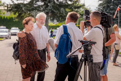 Od 3 do 9 czerwca 2024 r. w obchodzony był Tydzień Modlitw o Świętość Małżeństw i Rodzin, który przebiegał pod hasłem „Rodzinami do Maryi”. Zwieńczeniem tego tygodnia był Dzień Świętości Małżeństw i Rodzin zorganizowany przez Duszpasterstwo Rodzin Diecezji Rzeszowskiej. Z tej racji w katedrze rzeszowskiej odprawiono Mszę św., której przewodniczył bp Edward Białogłowski. W koncelebrze wzięło udział 10 kapłanów. Eucharystia zgromadziła małżeństwa i rodziny, pośród których szczególną grupę stanowiło 150 małżeństw, które w tym roku przeżywają 50. rocznicę zawarcia sakramentu małżeństwa. Po zakończeniu liturgii 150 małżeństw, które przeżywają w tym roku 50. rocznicę zawarcia sakramentu małżeństwa otrzymało okolicznościowe pismo podpisane przez bp. Jana Wątrobę. Kolejnym punktem obchodów Dnia Świętości Małżeństw i Rodzin był Piknik Rodzinny zorganizowany w Parku Papieskim. fot. Tadeusz Poźniak