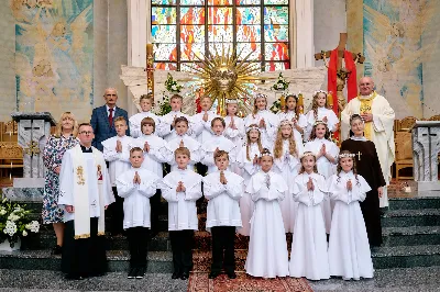 Maj to dla wielu najpiękniejszy miesiąc w roku. W liturgii Kościoła szczególnie wtedy czcimy Maryję oraz radujemy się ze Zmartwychwstania Pańskiego.
W niedzielę 12 maja w naszej Katedrze dzieci z klas III doświadczyły równie wielkiej radości po raz pierwszy w pełni uczestnicząc we Mszy Świętej. To niezwykłe spotkanie z Chrystusem w Komunii Świętej zostało poprzedzone przygotowaniem poprzez katechezy w szkole i spotkania w parafii, a także spowiedzią.
Poprzez niedzielną Eucharystie o godz. 12.00 celebrowaną przez ks. Krzysztofa Gołąbka, proboszcza naszej Katedry, 78 dzieci rozpoczęło wielką przygodę z Jezusem ukrytym w Najświętszym Sakramencie. Towarzyszyli im rodzice, którzy wraz ze swoimi dziećmi przygotowywali się do tego wydarzenia, a także najbliższa rodzina. Posługę w liturgii Mszy Świętej pełniły dzieci pierwszokomunijne oraz ich rodzice.
Wielka radość serc dzieci komunijnych promieniowała na wszystkich uczestników Mszy Świętej i przypominała zebranym na liturgii, że spotkanie z Jezusem Eucharystycznym to przywilej i wielkie szczęście. Czas tej wielkiej radości został przedłużony przez „Biały Tydzień”, w którym dzieci uczestniczyły w wieczornej Eucharystii, przyjmując Jezusa do swoich serc. 
Wszystkim dzieciom, które w tym roku przeżywały swoją Pierwszą Komunię Świętą, życzymy, aby nie gasł w nich zapał do poznawania Jezusa i Jego nauki, a radość, jaka towarzyszyła tym dniom, była nieodłączną towarzyszką ich spotkań z Jezusem w Eucharystii. A s. Julicie i ks. Julianowi dziękujemy za serce włożone w przygotowanie dzieci do tego wielkiego wydarzenia.
 
fot. Fotografia-64 Wacław Patro