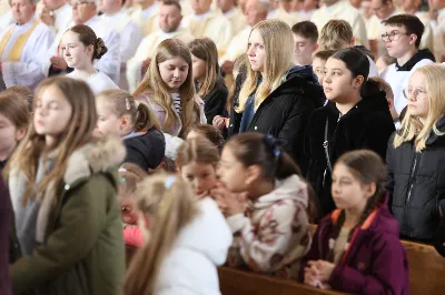 „Eucharystia powinna nas prowadzić do odkrycia kapłańskiej misji Ludu Bożego, kapłańskiej misji każdego z nas” – powiedział Biskup Rzeszowski podczas Mszy Wieczerzy Pańskiej, której przewodniczył w katedrze rzeszowskiej w Wielki Czwartek, 2 kwietnia 2026 r.

Podczas uroczystej liturgii Wielkiego Czwartku w katedrze rzeszowskiej, której przewodniczył bp Jan Wątroba, wierni zostali zaproszeni do refleksji nad tajemnicą Eucharystii, kapłaństwa oraz powołania całego Ludu Bożego do udziału w misji Chrystusa. Na zakończenie homilii biskup zachęcił do szczególnej modlitwy za kapłanów, zwłaszcza tych przeżywających trudności i kryzysy. „Panie Jezu, dobry pasterzu i towarzyszu wędrówki, dziś powierzamy Ci wszystkich kapłanów, ale zwłaszcza tych, którzy przechodzą chwilę kryzysu” – powiedział Biskup Rzeszowski. Wezwał także wspólnotę wiernych do troski o kapłanów poprzez modlitwę, życzliwość i wsparcie.

Wielkoczwartkowa liturgia w katedrze rzeszowskiej stała się nie tylko dziękczynieniem za dar Eucharystii i kapłaństwa, ale także wezwaniem do odnowienia świadomości odpowiedzialności każdego wiernego za życie Kościoła i świadectwo wiary w świecie. fot. ks. Jakub Oczkowicz