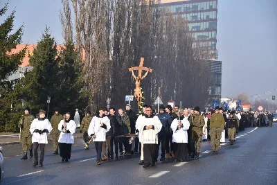 „Jesteśmy pielgrzymami do wiecznej ojczyzny. Pielgrzymka jest symbolem i ilustracją ludzkiego życia na ziemi i kondycji człowieka. Pielgrzym zaś to jedno z najpiękniejszych imion, jakie historia nadała człowiekowi” – mówił bp Jan Wątroba w katedrze rzeszowskiej podczas diecezjalnej inauguracji Roku Jubileuszowego 2025.
Uroczystości rozpoczęły się w kościele akademickim pw. św. Jadwigi Królowej w Rzeszowie. Tam odczytano fragment bulli „Spes non confundit”, a następnie procesja z Krzyżem jubileuszowym, ulicami miasta, dotarła do kościoła katedralnego.
Po dotarciu do katedry, przed głównym wejściem, wiernym obecnym na placu ukazano krzyż i odśpiewano hymn Roku Jubileuszowego 2025.
Kolejnym ważnym momentem liturgii było błogosławieństwo wody w chrzcielnicy, którą pokropiono wiernych uczestniczących we Mszy św.
Eucharystii przewodniczył bp Jan Wątroba, zaś w koncelebrze uczestniczyli bp Edward Białogłowski, bp Kazimierz Górny oraz ok. 50 kapłanów.
Homilię wygłosił bp Jan Wątroba. Po zakończeniu Mszy św. przedstawiciele 25 wspólnot parafialnych z rąk bp. Jana Wątroby odebrali świece jubileuszowe, a także dekrety ustanawiające kościoły jubileuszowe w diecezji rzeszowskiej. Podczas Mszy Swiętej śpiewał Katedralny Chór Chłopięco-Męski „Pueri Cantores Resovienses”.
Fot. ks. Jakub Oczkowicz

