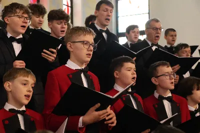 W drugi dzień oktawy Narodzenia Pańskiego o godz. 12.00 w Rzeszowskiej Katedrze została odprawiona uroczysta Eucharystia ku czci św. Szczepana, pierwszego męczennika oraz odbyło się spotkanie opłatkowe Katedralnego Chóru Chłopięco-Męskiego „Pueri Cantores Resovienses”. Eucharystii przewodniczył bp Edward Białogłowski – biskupa pomocniczy senior, a w koncelebrze uczestniczyli ks. Krzysztof Gołąbek – prepozyt kapituły katedralnej i proboszcz Katedry oraz ks. Paweł Matuszewski – notariusz rzeszowskiej Kurii. Kolędy podczas liturgii wykonał Katedralny Chór Chłopięco-Męski „Pueri Cantores Resovienses” pod dyrekcją pani Aleksandry Fiołek-Matuszewskiej. Po Eucharystii, w sali papieskiej odbyło się spotkanie opłatkowe katedralnego chóru. Życzenia błogosławieństwa Bożego od Nowonarodzonego Chrystusa złożył bp Edward Białogłowski. W tradycyjnym przełamaniu opłatkiem, oprócz koncelebrujących Mszę Świętą księży, uczestniczyli: pani Aleksandra Fiołek-Matuszewska – dyrygent chóru, pan Ryszard Bieniek – prezes chóru, ks. Julian Wybraniec, duszpasterz chóru z ramienia Biskupa Rzeszowskiego Jana Wątroby, członkowie zarządu chóru oraz rodzice chórzystów. Fot. Patrycja Pelczar Reszko