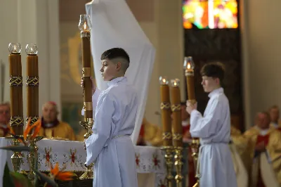 „Eucharystia powinna nas prowadzić do odkrycia kapłańskiej misji Ludu Bożego, kapłańskiej misji każdego z nas” – powiedział Biskup Rzeszowski podczas Mszy Wieczerzy Pańskiej, której przewodniczył w katedrze rzeszowskiej w Wielki Czwartek, 2 kwietnia 2026 r.

Podczas uroczystej liturgii Wielkiego Czwartku w katedrze rzeszowskiej, której przewodniczył bp Jan Wątroba, wierni zostali zaproszeni do refleksji nad tajemnicą Eucharystii, kapłaństwa oraz powołania całego Ludu Bożego do udziału w misji Chrystusa. Na zakończenie homilii biskup zachęcił do szczególnej modlitwy za kapłanów, zwłaszcza tych przeżywających trudności i kryzysy. „Panie Jezu, dobry pasterzu i towarzyszu wędrówki, dziś powierzamy Ci wszystkich kapłanów, ale zwłaszcza tych, którzy przechodzą chwilę kryzysu” – powiedział Biskup Rzeszowski. Wezwał także wspólnotę wiernych do troski o kapłanów poprzez modlitwę, życzliwość i wsparcie.

Wielkoczwartkowa liturgia w katedrze rzeszowskiej stała się nie tylko dziękczynieniem za dar Eucharystii i kapłaństwa, ale także wezwaniem do odnowienia świadomości odpowiedzialności każdego wiernego za życie Kościoła i świadectwo wiary w świecie. fot. ks. Jakub Oczkowicz