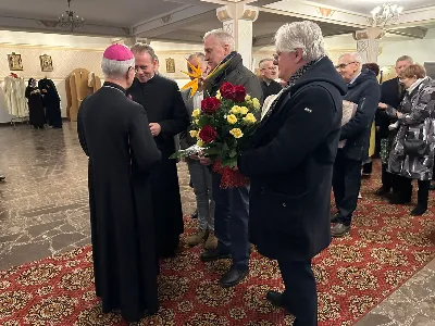 W liturgiczne wspomnienie św. Jana Apostoła (27.12.) w katedrze rzeszowskiej celebrowano Eucharystię, której przewodniczył bp Jan Wątroba. Mszę św. koncelebrował bp Edward Białogłowski, a także ok. 60 kapłanów, którzy wraz z przedstawicielami wspólnot, stowarzyszeń i instytucji modlili się w intencji Biskupa Rzeszowskiego z okazji jego imienin. Homilię wygłosił ks. Tomasz Nowak, proboszcz parafii pw. Świętego Krzyża w Rzeszowie, który pełni również funkcję dziekana dekanatu Rzeszów-Fara oraz wicedyrektora Katolickiego Radia Via. Na zakończenie Mszy św. bp Jan Wątroba podziękował za modlitwę i życzenia.