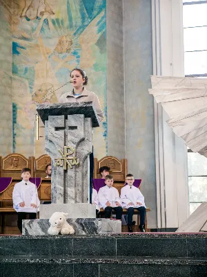 W V Niedzielę Wielkiego Postu, podczas Mszy Świętej o godz. 12:00, ks. Krzysztof Gołąbek – proboszcz naszej Katedry, przyjął do grona Liturgicznej Służby Ołtarza siedmiu nowych ministrantów.  Po odpowiednim przygotowaniu, pod czujnym okiem ks. Pawła Wójcika oraz animatorów Adama i Miłosza, chłopcy otrzymali stopień ministranta choralisty – po raz pierwszy założyli kołnierzyki i otrzymali legitymacje ministranckie. To wyjątkowy moment i ogromna radość dla naszej wspólnoty! Podczas Mszy Świętej zaśpiewała Dziewczęca Schola Katedralna. Serdecznie gratulujemy chłopcom odwagi oraz życzymy wytrwałości w tej pięknej służbie przy Ołtarzu Pana Jezusa. Jeśli chcesz dołączyć do grona ministrantów – serdecznie zapraszamy! Zainteresowanych prosimy o kontakt z ks. Pawłem Wójcikiem.
fot. Antoni Ważny