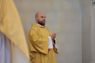 „Eucharystia powinna nas prowadzić do odkrycia kapłańskiej misji Ludu Bożego, kapłańskiej misji każdego z nas” – powiedział Biskup Rzeszowski podczas Mszy Wieczerzy Pańskiej, której przewodniczył w katedrze rzeszowskiej w Wielki Czwartek, 2 kwietnia 2026 r.

Podczas uroczystej liturgii Wielkiego Czwartku w katedrze rzeszowskiej, której przewodniczył bp Jan Wątroba, wierni zostali zaproszeni do refleksji nad tajemnicą Eucharystii, kapłaństwa oraz powołania całego Ludu Bożego do udziału w misji Chrystusa. Na zakończenie homilii biskup zachęcił do szczególnej modlitwy za kapłanów, zwłaszcza tych przeżywających trudności i kryzysy. „Panie Jezu, dobry pasterzu i towarzyszu wędrówki, dziś powierzamy Ci wszystkich kapłanów, ale zwłaszcza tych, którzy przechodzą chwilę kryzysu” – powiedział Biskup Rzeszowski. Wezwał także wspólnotę wiernych do troski o kapłanów poprzez modlitwę, życzliwość i wsparcie.

Wielkoczwartkowa liturgia w katedrze rzeszowskiej stała się nie tylko dziękczynieniem za dar Eucharystii i kapłaństwa, ale także wezwaniem do odnowienia świadomości odpowiedzialności każdego wiernego za życie Kościoła i świadectwo wiary w świecie. fot. ks. Jakub Oczkowicz