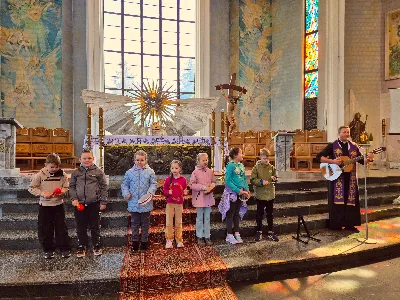Od środy do piątku (18-20 marca 2026 r.) w Katedrze Rzeszowskiej odbyły się rekolekcje wielkopostne dla dzieci i młodzieży ze Szkoła Podstawowa nr 23 im. Jana Pawła II w Rzeszowie.
Spotkania prowadził ks. Mateusz Mądro - wikariusz z parafii pw. Matki Bożej Różańcowej w Rzeszowie, który dzielił się z uczniami Ewangelią i wartościami duchowego życia.
Składamy serdeczne Bóg zapłać dyrekcji, nauczycielom, opiekunom, uczniom oraz wszystkim, którzy przyczynili się do organizacji tych dni – szczególnie ks. Mateuszowi za jego obecność, świadectwo i serce otwarte na młodych.