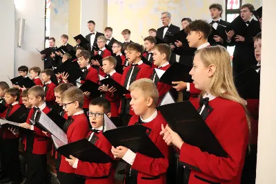 W niedzielę, 16 listopada, w Katedrze pw. Najświętszego Serca Pana Jezusa w Rzeszowie odbyła się uroczysta Msza Święta z okazji jubileuszu 40-lecia Katedralnego Chóru Chłopięco-Męskiego „Pueri Cantores Resovienses”. Eucharystii przewodniczył ks. Krzysztof Gołąbek, proboszcz Katedry.

Pod batutą Aleksandry Fiołek-Matuszewskiej oraz chórzysty Marcelego Kyca chór wykonał kilka utworów ze swojego repertuaru, wypełniając Katedrę pięknem muzyki sakralnej.

Wyjątkowym momentem było przyjęcie dziesięciu chłopców do grona chórzystów. W asyście prezesa chóru, Ryszarda Bieńka, młodzi śpiewacy złożyli uroczyste przyrzeczenie godnego reprezentowania chóru, Katedry Rzeszowskiej i miasta.

Radość przeżywały także dzieci przygotowujące się do I Komunii Świętej, które podczas Mszy Świętej otrzymały swoje pierwsze modlitewniki. W homilii ks. Julian Wybraniec, duszpasterz chóru z ramienia bpa Jana Wątroby, przypomniał o znaczeniu modlitewnika w życiu każdego chrześcijanina.

Przed nami kolejna uroczystość! Już 24 listopada o godz. 18.00 w Instytucie Teologiczno-Pastoralnym w Rzeszowie odbędzie się wyjątkowy koncert jubileuszowy. 

fot. Patrycja Pelczar Reszko