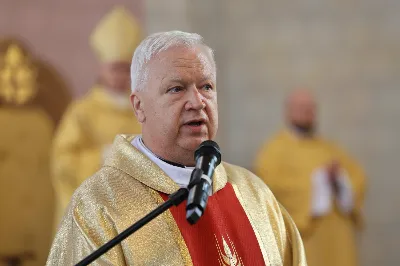 „Eucharystia powinna nas prowadzić do odkrycia kapłańskiej misji Ludu Bożego, kapłańskiej misji każdego z nas” – powiedział Biskup Rzeszowski podczas Mszy Wieczerzy Pańskiej, której przewodniczył w katedrze rzeszowskiej w Wielki Czwartek, 2 kwietnia 2026 r.

Podczas uroczystej liturgii Wielkiego Czwartku w katedrze rzeszowskiej, której przewodniczył bp Jan Wątroba, wierni zostali zaproszeni do refleksji nad tajemnicą Eucharystii, kapłaństwa oraz powołania całego Ludu Bożego do udziału w misji Chrystusa. Na zakończenie homilii biskup zachęcił do szczególnej modlitwy za kapłanów, zwłaszcza tych przeżywających trudności i kryzysy. „Panie Jezu, dobry pasterzu i towarzyszu wędrówki, dziś powierzamy Ci wszystkich kapłanów, ale zwłaszcza tych, którzy przechodzą chwilę kryzysu” – powiedział Biskup Rzeszowski. Wezwał także wspólnotę wiernych do troski o kapłanów poprzez modlitwę, życzliwość i wsparcie.

Wielkoczwartkowa liturgia w katedrze rzeszowskiej stała się nie tylko dziękczynieniem za dar Eucharystii i kapłaństwa, ale także wezwaniem do odnowienia świadomości odpowiedzialności każdego wiernego za życie Kościoła i świadectwo wiary w świecie. fot. ks. Jakub Oczkowicz