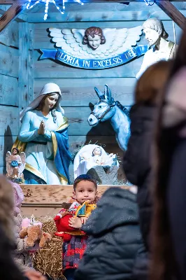 W wigilię uroczystości Bożego Narodzenia w rzeszowskiej katedrze została odprawiona tzw. Msza pasterzy, popularnie zwana „Pasterką”. Uroczystej Eucharystii na rozpoczęcie liturgicznego okresu Bożego Narodzenia przewodniczył bp Jan Wątroba, Pasterz Diecezji Rzeszowskiej. Po procesji wejścia, ks. Krzysztof Gołąbek, proboszcz parafii katedralnej, złożył figurkę Dzieciątka Jezus w symbolicznym żłóbku. Liturgia Słowa podkreślała radość z narodzenia oczekiwanego Mesjasza: „Dziś się narodził Chrystus Pan, Zbawiciel”. Homilię wygłosił bp Jan Wątroba. Na zakończenie uroczystej Eucharystii ks. Krzysztof Gołąbek złożył świąteczne życzenia wszystkim obecnym w katedrze oraz radiosłuchaczom Katolickiego Radia VIA. fot. Joanna Prasoł