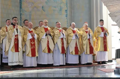 „Eucharystia powinna nas prowadzić do odkrycia kapłańskiej misji Ludu Bożego, kapłańskiej misji każdego z nas” – powiedział Biskup Rzeszowski podczas Mszy Wieczerzy Pańskiej, której przewodniczył w katedrze rzeszowskiej w Wielki Czwartek, 2 kwietnia 2026 r.

Podczas uroczystej liturgii Wielkiego Czwartku w katedrze rzeszowskiej, której przewodniczył bp Jan Wątroba, wierni zostali zaproszeni do refleksji nad tajemnicą Eucharystii, kapłaństwa oraz powołania całego Ludu Bożego do udziału w misji Chrystusa. Na zakończenie homilii biskup zachęcił do szczególnej modlitwy za kapłanów, zwłaszcza tych przeżywających trudności i kryzysy. „Panie Jezu, dobry pasterzu i towarzyszu wędrówki, dziś powierzamy Ci wszystkich kapłanów, ale zwłaszcza tych, którzy przechodzą chwilę kryzysu” – powiedział Biskup Rzeszowski. Wezwał także wspólnotę wiernych do troski o kapłanów poprzez modlitwę, życzliwość i wsparcie.

Wielkoczwartkowa liturgia w katedrze rzeszowskiej stała się nie tylko dziękczynieniem za dar Eucharystii i kapłaństwa, ale także wezwaniem do odnowienia świadomości odpowiedzialności każdego wiernego za życie Kościoła i świadectwo wiary w świecie. fot. ks. Jakub Oczkowicz