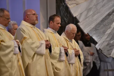 Uroczystej liturgii w uroczystość Objawienia Pańskiego w katedrze rzeszowskiej przewodniczył bp Jan Wątroba. W koncelebrze wziął udział bp Kazimierz Górny oraz kilkudziesięciu kapłanów. Szczególną intencją Eucharystii była modlitwa za bp. Kazimierza Górnego, obchodzącego 40. rocznicę sakry biskupiej oraz za bp. Edwarda Białogłowskiego, który święcenia biskupie przyjął 37 lat temu.
Na początku liturgii przedstawiciele parafii przekazali życzenia Biskupom Seniorom. Po odczytaniu Ewangelii, zgodnie z dawnym zwyczajem, wygłoszono Anuncjacę, czyli ogłoszenie dat Świąt Paschalnych i innych świąt ruchomych w bieżącym roku liturgicznym. Obrzęd ten ma na celu przypomnienie, że całe życie chrześcijanina i liturgia Kościoła, zmierzają ku najważniejszej tajemnicy, Paschy Chrystusa. Podczas liturgii, zgodnie ze świątecznym zwyczajem, pobłogosławiono kredę i kadzidło.
Na zakończenie Mszy św. bp Kazimierz Górny podziękował uczestnikom liturgii za wspólną modlitwę i przekazane życzenia. fot. ks. Jakub Oczkowicz