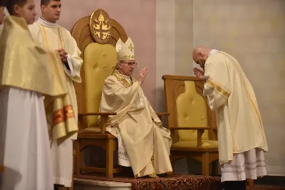 W liturgiczne wspomnienie św. Jana Apostoła (27 grudnia) w katedrze rzeszowskiej celebrowano Eucharystię, której przewodniczył bp Jan Wątroba. Mszę św. koncelebrował abp Edward Nowak, bp Edward Białogłowski, a także ok. 60 kapłanów, którzy wraz z przedstawicielami wspólnot, stowarzyszeń i instytucji modlili się w intencji Biskupa Rzeszowskiego z okazji jego imienin.
Homilię wygłosił ks. Janusz Kosior, proboszcz parafii pw. św. Jadwigi Królowej w Rzeszowie.
Na zakończenie Mszy św. bp Jan Wątroba podziękował za modlitwę i życzenia. 
fot. ks. Jakub Oczkowicz

