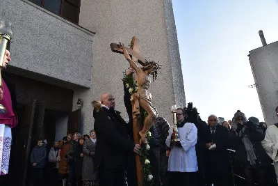 „Jesteśmy pielgrzymami do wiecznej ojczyzny. Pielgrzymka jest symbolem i ilustracją ludzkiego życia na ziemi i kondycji człowieka. Pielgrzym zaś to jedno z najpiękniejszych imion, jakie historia nadała człowiekowi” – mówił bp Jan Wątroba w katedrze rzeszowskiej podczas diecezjalnej inauguracji Roku Jubileuszowego 2025.
Uroczystości rozpoczęły się w kościele akademickim pw. św. Jadwigi Królowej w Rzeszowie. Tam odczytano fragment bulli „Spes non confundit”, a następnie procesja z Krzyżem jubileuszowym, ulicami miasta, dotarła do kościoła katedralnego.
Po dotarciu do katedry, przed głównym wejściem, wiernym obecnym na placu ukazano krzyż i odśpiewano hymn Roku Jubileuszowego 2025.
Kolejnym ważnym momentem liturgii było błogosławieństwo wody w chrzcielnicy, którą pokropiono wiernych uczestniczących we Mszy św.
Eucharystii przewodniczył bp Jan Wątroba, zaś w koncelebrze uczestniczyli bp Edward Białogłowski, bp Kazimierz Górny oraz ok. 50 kapłanów.
Homilię wygłosił bp Jan Wątroba. Po zakończeniu Mszy św. przedstawiciele 25 wspólnot parafialnych z rąk bp. Jana Wątroby odebrali świece jubileuszowe, a także dekrety ustanawiające kościoły jubileuszowe w diecezji rzeszowskiej. Podczas Mszy Swiętej śpiewał Katedralny Chór Chłopięco-Męski „Pueri Cantores Resovienses”.
Fot. ks. Jakub Oczkowicz

