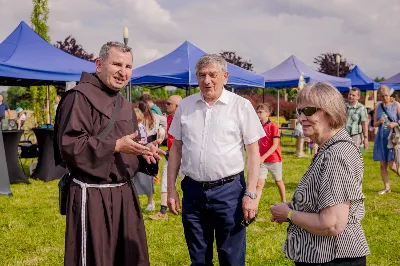 Od 3 do 9 czerwca 2024 r. w obchodzony był Tydzień Modlitw o Świętość Małżeństw i Rodzin, który przebiegał pod hasłem „Rodzinami do Maryi”. Zwieńczeniem tego tygodnia był Dzień Świętości Małżeństw i Rodzin zorganizowany przez Duszpasterstwo Rodzin Diecezji Rzeszowskiej. Z tej racji w katedrze rzeszowskiej odprawiono Mszę św., której przewodniczył bp Edward Białogłowski. W koncelebrze wzięło udział 10 kapłanów. Eucharystia zgromadziła małżeństwa i rodziny, pośród których szczególną grupę stanowiło 150 małżeństw, które w tym roku przeżywają 50. rocznicę zawarcia sakramentu małżeństwa. Po zakończeniu liturgii 150 małżeństw, które przeżywają w tym roku 50. rocznicę zawarcia sakramentu małżeństwa otrzymało okolicznościowe pismo podpisane przez bp. Jana Wątrobę. Kolejnym punktem obchodów Dnia Świętości Małżeństw i Rodzin był Piknik Rodzinny zorganizowany w Parku Papieskim. fot. Tadeusz Poźniak