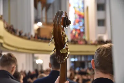 W niedzielę, 24 listopada 2024 r., w uroczystość Jezusa Chrystusa Króla Wszechświata obchodzony jest Światowy Dzień Młodzieży, a także jest to święto patronalne Akcji Katolickiej i Katolickiego Stowarzyszenia Młodzieży. Świętowanie uroczystości Jezusa Chrystusa Króla Wszechświata i 39. Światowego Dnia Młodzieży w diecezji rozpoczęła Eucharystia w katedrze rzeszowskiej, której przewodniczył bp Jan Wątroba. Eucharystię koncelebrowało 60 księży, głównie asystentów Katolickiego Stowarzyszenia Młodzieży, oddziałów Akcji Katolickiej i duszpasterzy młodzieży. W kościele katedralnym w liturgii uczestniczyło prawie 2000 młodych ludzi i kilkaset osób związanych z Akcją Katolicką. Po homilii 60 osób z różnych parafii złożyło przyrzeczenie, poprzez które zostali włączeni do Katolickiego Stowarzyszenia Młodzieży. Kandydaci, przed sztandarem KSM, wypowiedzieli słowa przysięgi: Uroczyście przyrzekam pracować nad sobą, aby móc całym życiem wiernie służyć Bogu, Kościołowi i Ojczyźnie, czynić dobro ludziom, być dobrym członkiem Katolickiego Stowarzyszenia Młodzieży. Po Eucharystii w kościele katedralnym młodzież udała się w uroczystym przemarszu ulicami miasta do Uniwersytetu Rzeszowskiego, gdzie odbywa się druga część obchodów 39. Światowego Dnia Młodzieży pod hasłem „Królewska Uczta”. fot. ks. Jakub Oczkowicz