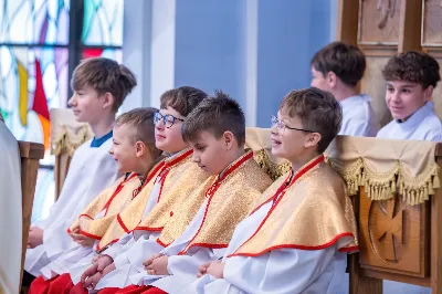 W niedzielę 11 stycznia 2026 r., na zakończenie rodzinnej Mszy Świętej o godz. 12.00, odbyło się uroczyste podsumowanie roku formacyjnego Liturgicznej Służby Ołtarza Katedry Rzeszowskiej.

Statuetkę Złotego Ministranta otrzymali Karol Kowalski oraz Dawid Pruchnicki.
Statuetkę Srebrnego Ministranta otrzymał Piotr Warzybok.
Statuetkę Brązowego Ministranta otrzymał Paweł Górka.

Wszystkim nagrodzonym serdecznie gratulujemy, a pozostałych ministrantów zachęcamy do dalszej, wytrwałej i gorliwej służby przy ołtarzu.

Serdecznie dziękujemy osobom i firmom wspierającym działalność Liturgicznej Służby Ołtarza:
– Państwu Jolancie i Sławomirowi Zawidlakom (Majstal – cięcie laserowe),
– Państwu Sylwii i Łukaszowi Kowalskim (drukowalscy.pl) za przygotowanie projektu i ufundowanie statuetek,
– Państwu Annie i Sławomirowi Wilkom (Matteo Travel – Biuro Podróży) za wsparcie finansowe, które umożliwia ministrantom nieodpłatne korzystanie z hali sportowej.

Wyrażamy wdzięczność wszystkim parafianom, którzy w uroczystość Objawienia Pańskiego zakupili „kadzidło”, wspierając w ten sposób Fundusz Ministrancki.

Dziękujemy przede wszystkim ks. Pawłowi Wójcikowi za codzienną troskę, opiekę i formację Liturgicznej Służby Ołtarza.

Zapraszamy wszystkich chłopców, którzy chcieliby dołączyć do grona Liturgicznej Służby Ołtarza. Służba przy ołtarzu to piękna droga pogłębiania wiary, nauki odpowiedzialności oraz współtworzenia piękna liturgii.

Fot. Joanna Prasoł