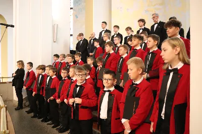 W niedzielę, 16 listopada, w Katedrze pw. Najświętszego Serca Pana Jezusa w Rzeszowie odbyła się uroczysta Msza Święta z okazji jubileuszu 40-lecia Katedralnego Chóru Chłopięco-Męskiego „Pueri Cantores Resovienses”. Eucharystii przewodniczył ks. Krzysztof Gołąbek, proboszcz Katedry.

Pod batutą Aleksandry Fiołek-Matuszewskiej oraz chórzysty Marcelego Kyca chór wykonał kilka utworów ze swojego repertuaru, wypełniając Katedrę pięknem muzyki sakralnej.

Wyjątkowym momentem było przyjęcie dziesięciu chłopców do grona chórzystów. W asyście prezesa chóru, Ryszarda Bieńka, młodzi śpiewacy złożyli uroczyste przyrzeczenie godnego reprezentowania chóru, Katedry Rzeszowskiej i miasta.

Radość przeżywały także dzieci przygotowujące się do I Komunii Świętej, które podczas Mszy Świętej otrzymały swoje pierwsze modlitewniki. W homilii ks. Julian Wybraniec, duszpasterz chóru z ramienia bpa Jana Wątroby, przypomniał o znaczeniu modlitewnika w życiu każdego chrześcijanina.

Przed nami kolejna uroczystość! Już 24 listopada o godz. 18.00 w Instytucie Teologiczno-Pastoralnym w Rzeszowie odbędzie się wyjątkowy koncert jubileuszowy. 

fot. Patrycja Pelczar Reszko