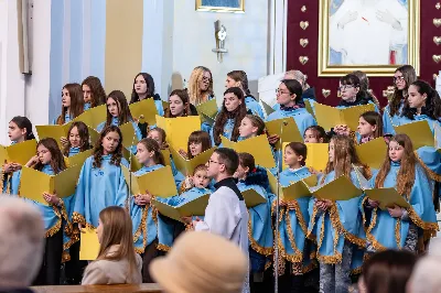 W niedzielę 11 stycznia 2026 r., na zakończenie rodzinnej Mszy Świętej o godz. 12.00, odbyło się uroczyste podsumowanie roku formacyjnego Liturgicznej Służby Ołtarza Katedry Rzeszowskiej.

Statuetkę Złotego Ministranta otrzymali Karol Kowalski oraz Dawid Pruchnicki.
Statuetkę Srebrnego Ministranta otrzymał Piotr Warzybok.
Statuetkę Brązowego Ministranta otrzymał Paweł Górka.

Wszystkim nagrodzonym serdecznie gratulujemy, a pozostałych ministrantów zachęcamy do dalszej, wytrwałej i gorliwej służby przy ołtarzu.

Serdecznie dziękujemy osobom i firmom wspierającym działalność Liturgicznej Służby Ołtarza:
– Państwu Jolancie i Sławomirowi Zawidlakom (Majstal – cięcie laserowe),
– Państwu Sylwii i Łukaszowi Kowalskim (drukowalscy.pl) za przygotowanie projektu i ufundowanie statuetek,
– Państwu Annie i Sławomirowi Wilkom (Matteo Travel – Biuro Podróży) za wsparcie finansowe, które umożliwia ministrantom nieodpłatne korzystanie z hali sportowej.

Wyrażamy wdzięczność wszystkim parafianom, którzy w uroczystość Objawienia Pańskiego zakupili „kadzidło”, wspierając w ten sposób Fundusz Ministrancki.

Dziękujemy przede wszystkim ks. Pawłowi Wójcikowi za codzienną troskę, opiekę i formację Liturgicznej Służby Ołtarza.

Zapraszamy wszystkich chłopców, którzy chcieliby dołączyć do grona Liturgicznej Służby Ołtarza. Służba przy ołtarzu to piękna droga pogłębiania wiary, nauki odpowiedzialności oraz współtworzenia piękna liturgii.

Fot. Joanna Prasoł