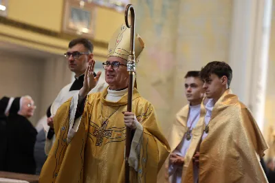 „Eucharystia powinna nas prowadzić do odkrycia kapłańskiej misji Ludu Bożego, kapłańskiej misji każdego z nas” – powiedział Biskup Rzeszowski podczas Mszy Wieczerzy Pańskiej, której przewodniczył w katedrze rzeszowskiej w Wielki Czwartek, 2 kwietnia 2026 r.

Podczas uroczystej liturgii Wielkiego Czwartku w katedrze rzeszowskiej, której przewodniczył bp Jan Wątroba, wierni zostali zaproszeni do refleksji nad tajemnicą Eucharystii, kapłaństwa oraz powołania całego Ludu Bożego do udziału w misji Chrystusa. Na zakończenie homilii biskup zachęcił do szczególnej modlitwy za kapłanów, zwłaszcza tych przeżywających trudności i kryzysy. „Panie Jezu, dobry pasterzu i towarzyszu wędrówki, dziś powierzamy Ci wszystkich kapłanów, ale zwłaszcza tych, którzy przechodzą chwilę kryzysu” – powiedział Biskup Rzeszowski. Wezwał także wspólnotę wiernych do troski o kapłanów poprzez modlitwę, życzliwość i wsparcie.

Wielkoczwartkowa liturgia w katedrze rzeszowskiej stała się nie tylko dziękczynieniem za dar Eucharystii i kapłaństwa, ale także wezwaniem do odnowienia świadomości odpowiedzialności każdego wiernego za życie Kościoła i świadectwo wiary w świecie. fot. ks. Jakub Oczkowicz