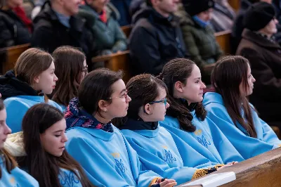 W niedzielę 11 stycznia 2026 r., na zakończenie rodzinnej Mszy Świętej o godz. 12.00, odbyło się uroczyste podsumowanie roku formacyjnego Liturgicznej Służby Ołtarza Katedry Rzeszowskiej.

Statuetkę Złotego Ministranta otrzymali Karol Kowalski oraz Dawid Pruchnicki.
Statuetkę Srebrnego Ministranta otrzymał Piotr Warzybok.
Statuetkę Brązowego Ministranta otrzymał Paweł Górka.

Wszystkim nagrodzonym serdecznie gratulujemy, a pozostałych ministrantów zachęcamy do dalszej, wytrwałej i gorliwej służby przy ołtarzu.

Serdecznie dziękujemy osobom i firmom wspierającym działalność Liturgicznej Służby Ołtarza:
– Państwu Jolancie i Sławomirowi Zawidlakom (Majstal – cięcie laserowe),
– Państwu Sylwii i Łukaszowi Kowalskim (drukowalscy.pl) za przygotowanie projektu i ufundowanie statuetek,
– Państwu Annie i Sławomirowi Wilkom (Matteo Travel – Biuro Podróży) za wsparcie finansowe, które umożliwia ministrantom nieodpłatne korzystanie z hali sportowej.

Wyrażamy wdzięczność wszystkim parafianom, którzy w uroczystość Objawienia Pańskiego zakupili „kadzidło”, wspierając w ten sposób Fundusz Ministrancki.

Dziękujemy przede wszystkim ks. Pawłowi Wójcikowi za codzienną troskę, opiekę i formację Liturgicznej Służby Ołtarza.

Zapraszamy wszystkich chłopców, którzy chcieliby dołączyć do grona Liturgicznej Służby Ołtarza. Służba przy ołtarzu to piękna droga pogłębiania wiary, nauki odpowiedzialności oraz współtworzenia piękna liturgii.

Fot. Joanna Prasoł