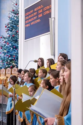 W niedzielę 11 stycznia 2026 r., na zakończenie rodzinnej Mszy Świętej o godz. 12.00, odbyło się uroczyste podsumowanie roku formacyjnego Liturgicznej Służby Ołtarza Katedry Rzeszowskiej.

Statuetkę Złotego Ministranta otrzymali Karol Kowalski oraz Dawid Pruchnicki.
Statuetkę Srebrnego Ministranta otrzymał Piotr Warzybok.
Statuetkę Brązowego Ministranta otrzymał Paweł Górka.

Wszystkim nagrodzonym serdecznie gratulujemy, a pozostałych ministrantów zachęcamy do dalszej, wytrwałej i gorliwej służby przy ołtarzu.

Serdecznie dziękujemy osobom i firmom wspierającym działalność Liturgicznej Służby Ołtarza:
– Państwu Jolancie i Sławomirowi Zawidlakom (Majstal – cięcie laserowe),
– Państwu Sylwii i Łukaszowi Kowalskim (drukowalscy.pl) za przygotowanie projektu i ufundowanie statuetek,
– Państwu Annie i Sławomirowi Wilkom (Matteo Travel – Biuro Podróży) za wsparcie finansowe, które umożliwia ministrantom nieodpłatne korzystanie z hali sportowej.

Wyrażamy wdzięczność wszystkim parafianom, którzy w uroczystość Objawienia Pańskiego zakupili „kadzidło”, wspierając w ten sposób Fundusz Ministrancki.

Dziękujemy przede wszystkim ks. Pawłowi Wójcikowi za codzienną troskę, opiekę i formację Liturgicznej Służby Ołtarza.

Zapraszamy wszystkich chłopców, którzy chcieliby dołączyć do grona Liturgicznej Służby Ołtarza. Służba przy ołtarzu to piękna droga pogłębiania wiary, nauki odpowiedzialności oraz współtworzenia piękna liturgii.

Fot. Joanna Prasoł