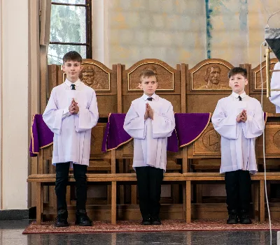 W V Niedzielę Wielkiego Postu, podczas Mszy Świętej o godz. 12:00, ks. Krzysztof Gołąbek – proboszcz naszej Katedry, przyjął do grona Liturgicznej Służby Ołtarza siedmiu nowych ministrantów.  Po odpowiednim przygotowaniu, pod czujnym okiem ks. Pawła Wójcika oraz animatorów Adama i Miłosza, chłopcy otrzymali stopień ministranta choralisty – po raz pierwszy założyli kołnierzyki i otrzymali legitymacje ministranckie. To wyjątkowy moment i ogromna radość dla naszej wspólnoty! Podczas Mszy Świętej zaśpiewała Dziewczęca Schola Katedralna. Serdecznie gratulujemy chłopcom odwagi oraz życzymy wytrwałości w tej pięknej służbie przy Ołtarzu Pana Jezusa. Jeśli chcesz dołączyć do grona ministrantów – serdecznie zapraszamy! Zainteresowanych prosimy o kontakt z ks. Pawłem Wójcikiem.
fot. Antoni Ważny