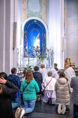 Tegoroczne czerwcowe Nabożeństwo Fatimskie rozpoczęło się o godz. 18:30 odśpiewaniem Litanii do Najświętszego Serca Pana Jezusa oraz przedstawieniem próśb i podziękowań do Matki Bożej Fatimskiej. O godz. 19:00 miała miejsce uroczysta Msza Święta, której przewodniczył i homilię wygłosił ks. Tadeusz Pindara - proboszcz parafii Matki Bożej Częstochowskiej z Rzeszowa (Drabinianka). Ze względu na niekorzystne warunki atmosferyczne zrezygnowano z procesji z figurą Matki Bożej i relikwiami dzieci fatimskich, która tradycyjnie odbywa się na placu przed katedrą. Wierni składali swoje intencje przy figurze Matki Bożej Fatimskiej w modlitwie różańcowej, którą poprowadzili przedstawiciele parafii pw. Miłosierdzia Bożego w Rzeszowie wraz z ks. Tomaszem Baciem – proboszczem tejże parafii. W posługę muzyczną podczas Eucharystii włączył się chór „Alba Cantans” pod dyrekcją Kornelii Ignas z parafii pw. Bożego Miłosierdzia w Rzeszowie oraz orkiestra dęta prowadzona przez Tadeusza Cielaka. Wieczór poświęcony Matce Bożej Fatimskiej zakończyło wspólne odśpiewanie Apelu Jasnogórskiego, po którym jeszcze przez godzinę trwała adoracja Najświętszego Sakramentu. Uroczystość w katedrze licznie zgromadziła wiernych czcicieli Matki Bożej Fatimskiej. Kolejne Nabożeństwa Fatimskie odbędą się w każdy 13. dzień miesiąca do października i będą transmitowane przez Katolickie Radio VIA. fot. Joanna Prasoł