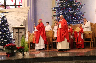 26 grudnia podczas Mszy Świętej o godz. 12.00 w Katedrze Rzeszowskiej posługę muzyczną podjął Katedralny Chór Chłopięco-Męski "Pueri Cantores Resovienses". Mszy Świętej przewodniczył bp Edward Białogłowski. Chórem dyrygowała Aleksandra Fiołek-Matuszewska. Ksiądz Biskup po Eucharystii tradycyjnie podzielił się z chórzystami opłatkiem.
fot. Patrycja Pelczar Reszko