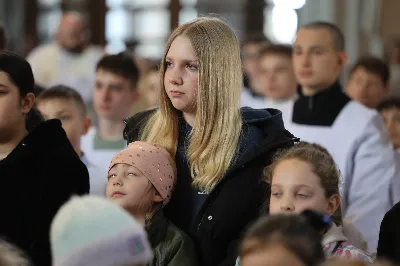 „Eucharystia powinna nas prowadzić do odkrycia kapłańskiej misji Ludu Bożego, kapłańskiej misji każdego z nas” – powiedział Biskup Rzeszowski podczas Mszy Wieczerzy Pańskiej, której przewodniczył w katedrze rzeszowskiej w Wielki Czwartek, 2 kwietnia 2026 r.

Podczas uroczystej liturgii Wielkiego Czwartku w katedrze rzeszowskiej, której przewodniczył bp Jan Wątroba, wierni zostali zaproszeni do refleksji nad tajemnicą Eucharystii, kapłaństwa oraz powołania całego Ludu Bożego do udziału w misji Chrystusa. Na zakończenie homilii biskup zachęcił do szczególnej modlitwy za kapłanów, zwłaszcza tych przeżywających trudności i kryzysy. „Panie Jezu, dobry pasterzu i towarzyszu wędrówki, dziś powierzamy Ci wszystkich kapłanów, ale zwłaszcza tych, którzy przechodzą chwilę kryzysu” – powiedział Biskup Rzeszowski. Wezwał także wspólnotę wiernych do troski o kapłanów poprzez modlitwę, życzliwość i wsparcie.

Wielkoczwartkowa liturgia w katedrze rzeszowskiej stała się nie tylko dziękczynieniem za dar Eucharystii i kapłaństwa, ale także wezwaniem do odnowienia świadomości odpowiedzialności każdego wiernego za życie Kościoła i świadectwo wiary w świecie. fot. ks. Jakub Oczkowicz
