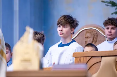 W niedzielę 11 stycznia 2026 r., na zakończenie rodzinnej Mszy Świętej o godz. 12.00, odbyło się uroczyste podsumowanie roku formacyjnego Liturgicznej Służby Ołtarza Katedry Rzeszowskiej.

Statuetkę Złotego Ministranta otrzymali Karol Kowalski oraz Dawid Pruchnicki.
Statuetkę Srebrnego Ministranta otrzymał Piotr Warzybok.
Statuetkę Brązowego Ministranta otrzymał Paweł Górka.

Wszystkim nagrodzonym serdecznie gratulujemy, a pozostałych ministrantów zachęcamy do dalszej, wytrwałej i gorliwej służby przy ołtarzu.

Serdecznie dziękujemy osobom i firmom wspierającym działalność Liturgicznej Służby Ołtarza:
– Państwu Jolancie i Sławomirowi Zawidlakom (Majstal – cięcie laserowe),
– Państwu Sylwii i Łukaszowi Kowalskim (drukowalscy.pl) za przygotowanie projektu i ufundowanie statuetek,
– Państwu Annie i Sławomirowi Wilkom (Matteo Travel – Biuro Podróży) za wsparcie finansowe, które umożliwia ministrantom nieodpłatne korzystanie z hali sportowej.

Wyrażamy wdzięczność wszystkim parafianom, którzy w uroczystość Objawienia Pańskiego zakupili „kadzidło”, wspierając w ten sposób Fundusz Ministrancki.

Dziękujemy przede wszystkim ks. Pawłowi Wójcikowi za codzienną troskę, opiekę i formację Liturgicznej Służby Ołtarza.

Zapraszamy wszystkich chłopców, którzy chcieliby dołączyć do grona Liturgicznej Służby Ołtarza. Służba przy ołtarzu to piękna droga pogłębiania wiary, nauki odpowiedzialności oraz współtworzenia piękna liturgii.

Fot. Joanna Prasoł