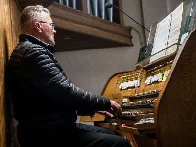 W V Niedzielę Wielkiego Postu, podczas Mszy Świętej o godz. 12:00, ks. Krzysztof Gołąbek – proboszcz naszej Katedry, przyjął do grona Liturgicznej Służby Ołtarza siedmiu nowych ministrantów.  Po odpowiednim przygotowaniu, pod czujnym okiem ks. Pawła Wójcika oraz animatorów Adama i Miłosza, chłopcy otrzymali stopień ministranta choralisty – po raz pierwszy założyli kołnierzyki i otrzymali legitymacje ministranckie. To wyjątkowy moment i ogromna radość dla naszej wspólnoty! Podczas Mszy Świętej zaśpiewała Dziewczęca Schola Katedralna. Serdecznie gratulujemy chłopcom odwagi oraz życzymy wytrwałości w tej pięknej służbie przy Ołtarzu Pana Jezusa. Jeśli chcesz dołączyć do grona ministrantów – serdecznie zapraszamy! Zainteresowanych prosimy o kontakt z ks. Pawłem Wójcikiem.
fot. Antoni Ważny
