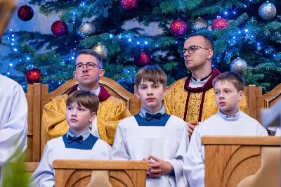 W wigilię uroczystości Bożego Narodzenia w rzeszowskiej katedrze została odprawiona tzw. Msza pasterzy, popularnie zwana „Pasterką”. Uroczystej Eucharystii na rozpoczęcie liturgicznego okresu Bożego Narodzenia przewodniczył bp Jan Wątroba, Pasterz Diecezji Rzeszowskiej. Po procesji wejścia, ks. Krzysztof Gołąbek, proboszcz parafii katedralnej, złożył figurkę Dzieciątka Jezus w symbolicznym żłóbku. Liturgia Słowa podkreślała radość z narodzenia oczekiwanego Mesjasza: „Dziś się narodził Chrystus Pan, Zbawiciel”. Homilię wygłosił bp Jan Wątroba. Na zakończenie uroczystej Eucharystii ks. Krzysztof Gołąbek złożył świąteczne życzenia wszystkim obecnym w katedrze oraz radiosłuchaczom Katolickiego Radia VIA. fot. Joanna Prasoł