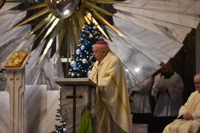 Uroczystej liturgii w uroczystość Objawienia Pańskiego w katedrze rzeszowskiej przewodniczył bp Jan Wątroba. W koncelebrze wziął udział bp Kazimierz Górny oraz kilkudziesięciu kapłanów. Szczególną intencją Eucharystii była modlitwa za bp. Kazimierza Górnego, obchodzącego 40. rocznicę sakry biskupiej oraz za bp. Edwarda Białogłowskiego, który święcenia biskupie przyjął 37 lat temu.
Na początku liturgii przedstawiciele parafii przekazali życzenia Biskupom Seniorom. Po odczytaniu Ewangelii, zgodnie z dawnym zwyczajem, wygłoszono Anuncjacę, czyli ogłoszenie dat Świąt Paschalnych i innych świąt ruchomych w bieżącym roku liturgicznym. Obrzęd ten ma na celu przypomnienie, że całe życie chrześcijanina i liturgia Kościoła, zmierzają ku najważniejszej tajemnicy, Paschy Chrystusa. Podczas liturgii, zgodnie ze świątecznym zwyczajem, pobłogosławiono kredę i kadzidło.
Na zakończenie Mszy św. bp Kazimierz Górny podziękował uczestnikom liturgii za wspólną modlitwę i przekazane życzenia. fot. ks. Jakub Oczkowicz