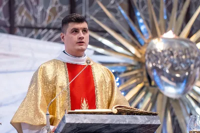 W wigilię uroczystości Bożego Narodzenia w rzeszowskiej katedrze została odprawiona tzw. Msza pasterzy, popularnie zwana „Pasterką”. Uroczystej Eucharystii na rozpoczęcie liturgicznego okresu Bożego Narodzenia przewodniczył bp Jan Wątroba, Pasterz Diecezji Rzeszowskiej. Po procesji wejścia, ks. Krzysztof Gołąbek, proboszcz parafii katedralnej, złożył figurkę Dzieciątka Jezus w symbolicznym żłóbku. Liturgia Słowa podkreślała radość z narodzenia oczekiwanego Mesjasza: „Dziś się narodził Chrystus Pan, Zbawiciel”. Homilię wygłosił bp Jan Wątroba. Na zakończenie uroczystej Eucharystii ks. Krzysztof Gołąbek złożył świąteczne życzenia wszystkim obecnym w katedrze oraz radiosłuchaczom Katolickiego Radia VIA. fot. Joanna Prasoł