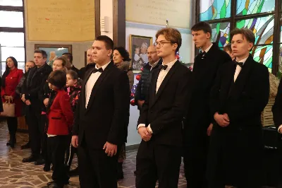 W drugi dzień oktawy Narodzenia Pańskiego o godz. 12.00 w Rzeszowskiej Katedrze została odprawiona uroczysta Eucharystia ku czci św. Szczepana, pierwszego męczennika oraz odbyło się spotkanie opłatkowe Katedralnego Chóru Chłopięco-Męskiego „Pueri Cantores Resovienses”. Eucharystii przewodniczył bp Edward Białogłowski – biskupa pomocniczy senior, a w koncelebrze uczestniczyli ks. Krzysztof Gołąbek – prepozyt kapituły katedralnej i proboszcz Katedry oraz ks. Paweł Matuszewski – notariusz rzeszowskiej Kurii. Kolędy podczas liturgii wykonał Katedralny Chór Chłopięco-Męski „Pueri Cantores Resovienses” pod dyrekcją pani Aleksandry Fiołek-Matuszewskiej. Po Eucharystii, w sali papieskiej odbyło się spotkanie opłatkowe katedralnego chóru. Życzenia błogosławieństwa Bożego od Nowonarodzonego Chrystusa złożył bp Edward Białogłowski. W tradycyjnym przełamaniu opłatkiem, oprócz koncelebrujących Mszę Świętą księży, uczestniczyli: pani Aleksandra Fiołek-Matuszewska – dyrygent chóru, pan Ryszard Bieniek – prezes chóru, ks. Julian Wybraniec, duszpasterz chóru z ramienia Biskupa Rzeszowskiego Jana Wątroby, członkowie zarządu chóru oraz rodzice chórzystów. Fot. Patrycja Pelczar Reszko