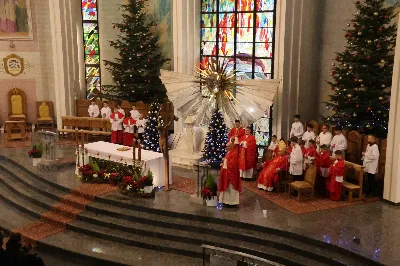 W drugi dzień oktawy Narodzenia Pańskiego o godz. 12.00 w Rzeszowskiej Katedrze została odprawiona uroczysta Eucharystia ku czci św. Szczepana, pierwszego męczennika oraz odbyło się spotkanie opłatkowe Katedralnego Chóru Chłopięco-Męskiego „Pueri Cantores Resovienses”. Eucharystii przewodniczył bp Edward Białogłowski – biskupa pomocniczy senior, a w koncelebrze uczestniczyli ks. Krzysztof Gołąbek – prepozyt kapituły katedralnej i proboszcz Katedry oraz ks. Paweł Matuszewski – notariusz rzeszowskiej Kurii. Kolędy podczas liturgii wykonał Katedralny Chór Chłopięco-Męski „Pueri Cantores Resovienses” pod dyrekcją pani Aleksandry Fiołek-Matuszewskiej. Po Eucharystii, w sali papieskiej odbyło się spotkanie opłatkowe katedralnego chóru. Życzenia błogosławieństwa Bożego od Nowonarodzonego Chrystusa złożył bp Edward Białogłowski. W tradycyjnym przełamaniu opłatkiem, oprócz koncelebrujących Mszę Świętą księży, uczestniczyli: pani Aleksandra Fiołek-Matuszewska – dyrygent chóru, pan Ryszard Bieniek – prezes chóru, ks. Julian Wybraniec, duszpasterz chóru z ramienia Biskupa Rzeszowskiego Jana Wątroby, członkowie zarządu chóru oraz rodzice chórzystów. Fot. Patrycja Pelczar Reszko