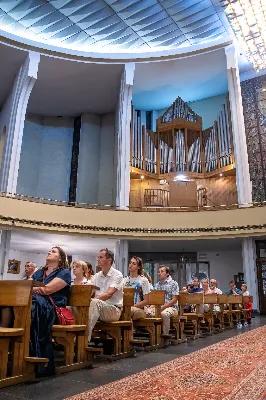 Znakomity, pełen wirtuozowskiego blasku i wielobarwny recital niemieckiego organisty Ulferta Smidta z Hannoveru zakończył w minioną niedzielę w naszej Katedrze tegoroczną edycję Podkarpackiego Festiwalu Organowego. W upalny wieczór publiczność dopisała jak zawsze niezawodnie, dając się prowadzić naszemu Gościowi przez meandry muzyki różnych stylów i epok. Gospodarzami tej muzycznej uczty byli: proboszcz katedry ks. kanonik Krzysztof Gołąbek oraz Agnieszka Radwan-Stefańska, prezes naszej Fundacji, organizatora Festiwalu. Fot. Joanna Prasoł Fundacja Promocji Kultury i Sztuki ARS PRO ARTE